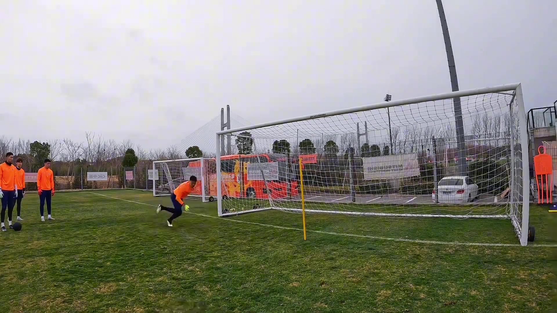 王大雷晒训练日常：训练么，就是要飞来飞去的呀