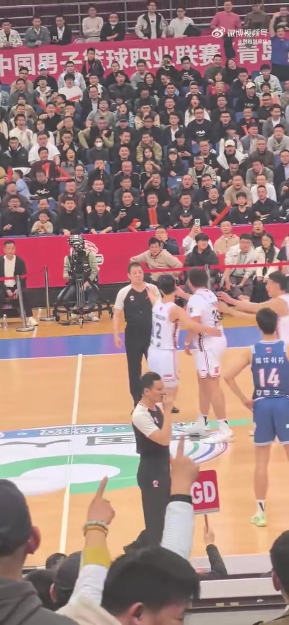 你咋看？洛夫顿戳裁判脸停1场罚5万 此前赵睿冲撞裁判停5场罚10万