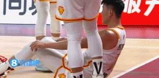 你咋看？洛夫顿戳裁判脸停1场罚5万 此前赵睿冲撞裁判停5场罚10万