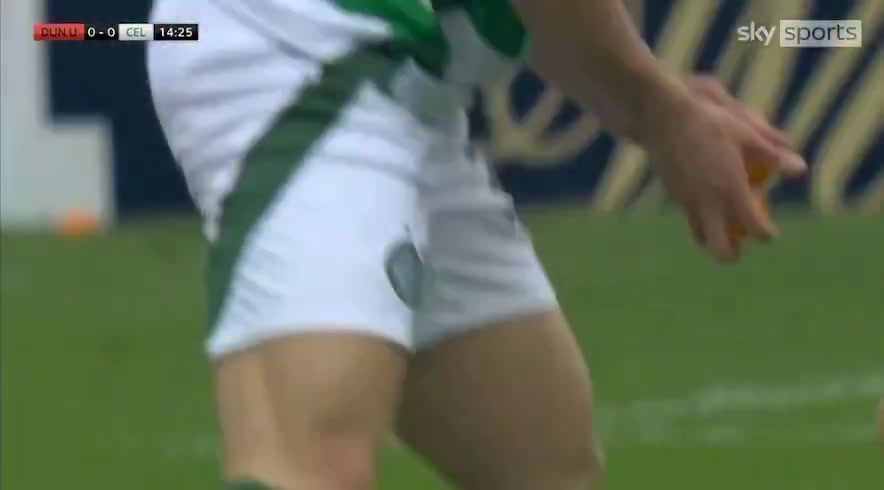 抗议票价过高！苏超赛场球迷扔橘子导致比赛中断