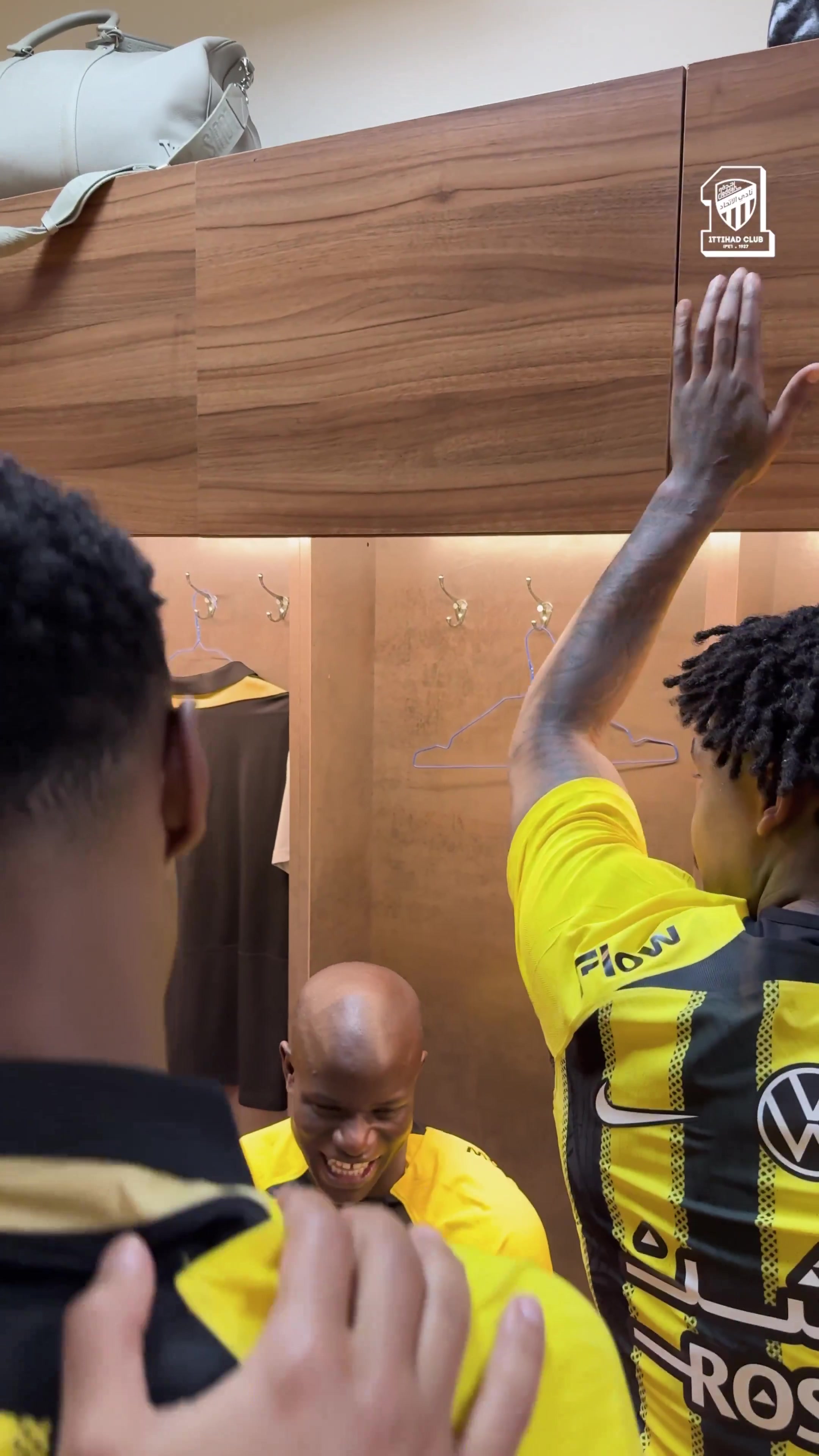 欺负老实人是吧🤣坎特在更衣室害羞坐着，被队友强行拽起来庆祝